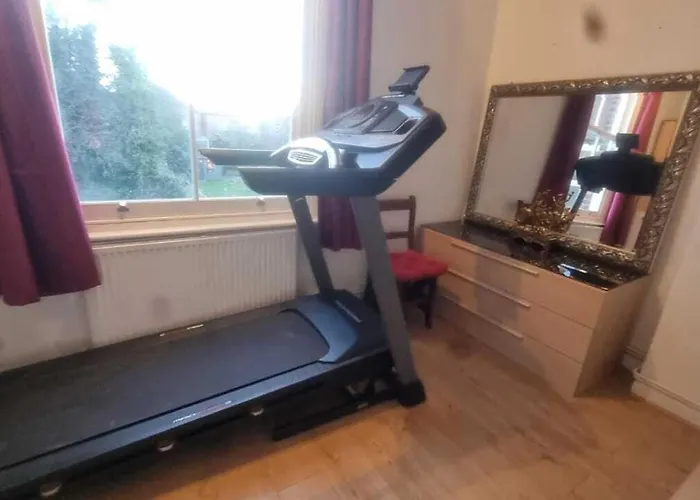 Extra Large One Bedroom Flat With Parking London